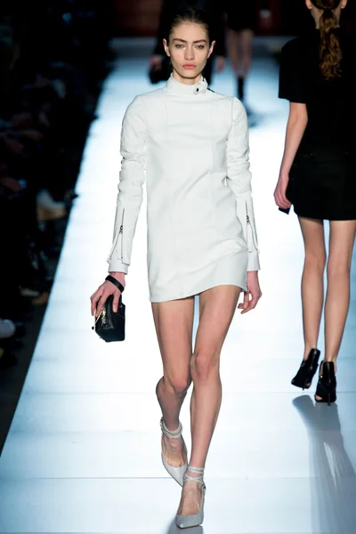 Look 16